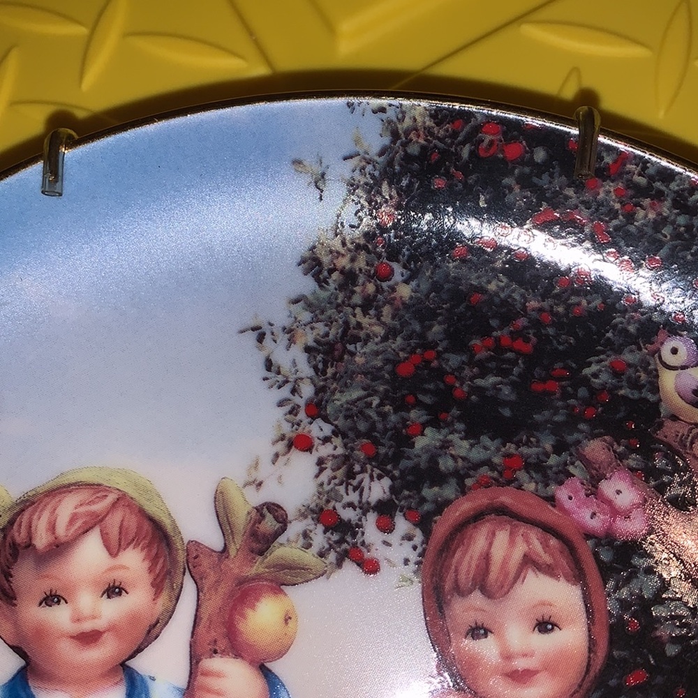Hummel Apple tree Boy and Girl Decorative Plate - Picture 4 of 5